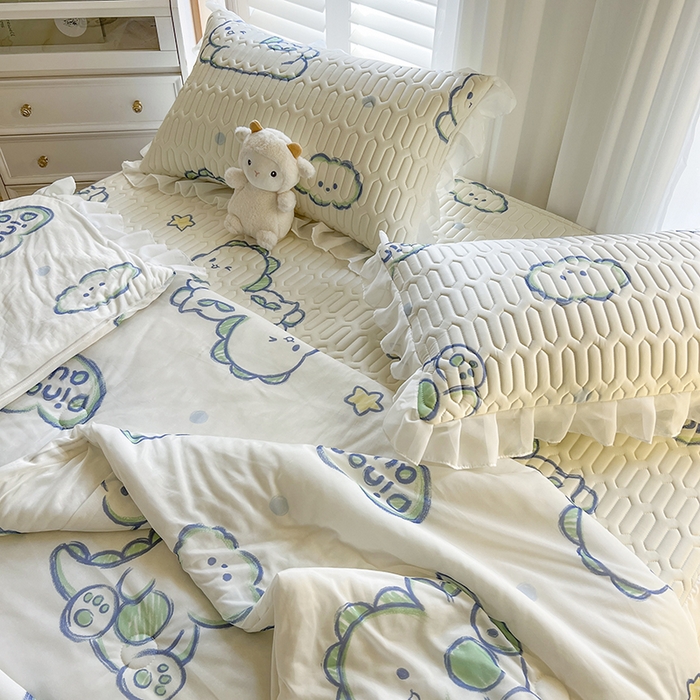 91家纺网 家纺一手货源 找家纺 慕澄家纺 2024新款小版印花床裙款乳胶凉席凉感丝夏被四件套 床裙款-顽皮小恐龙