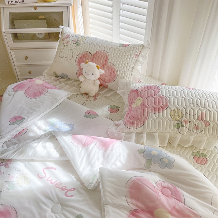 91家纺网 家纺一手货源 找家纺 慕澄家纺 2024新款小版印花床裙款乳胶凉席凉感丝夏被四件套 床裙款-心花怒放