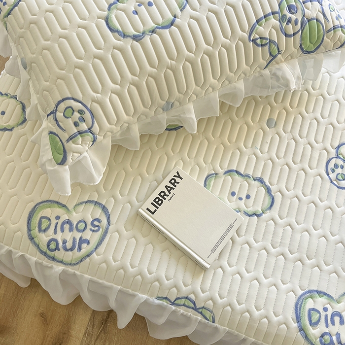 91家纺网 家纺一手货源 找家纺 慕澄家纺 2024新款小版印花床裙款乳胶凉席三件套 床裙款-顽皮小恐龙