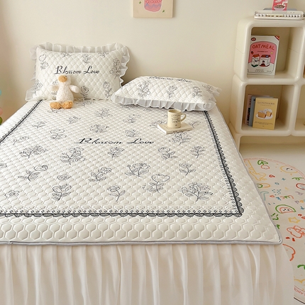 91家纺网 家纺一手货源 找家纺 （总）柒月家居 2024新款奶油风大版凉感丝床裙款乳胶席