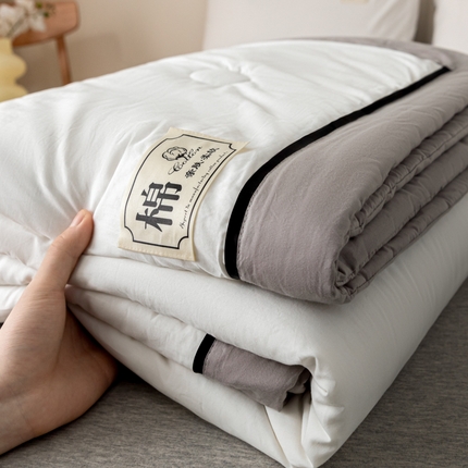 91家纺网 家纺一手货源 找家纺 简如 2025新款A类纯棉水洗棉简约双拼夏凉被空调被全棉棉花夏被四件套 本白+浅灰