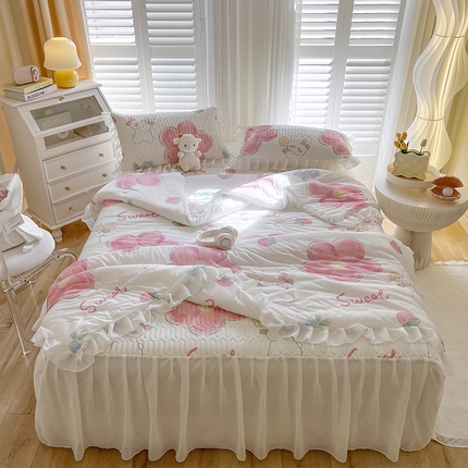 91家纺网 家纺一手货源 找家纺 慕澄家纺 2024新款小版印花床裙款乳胶凉席凉感丝夏被四件套 床裙款-心花怒放