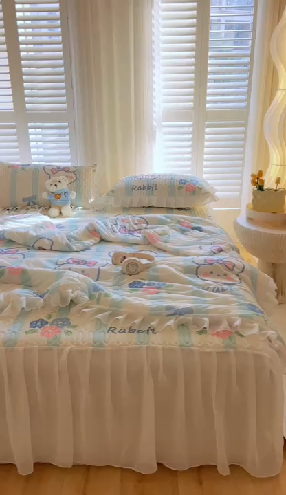 91家纺网 家纺一手货源 找家纺 慕澄家纺 2024新款小版印花床裙款乳胶凉席三件套 床裙款-条纹兔