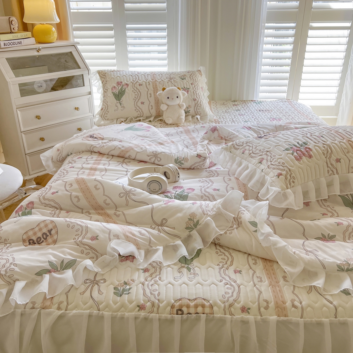 91家纺网 家纺一手货源 找家纺 慕澄家纺 2024新款小版印花床裙款乳胶凉席凉感丝夏被四件套 床裙款-洛丽塔