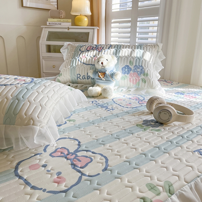 91家纺网 家纺一手货源 找家纺 慕澄家纺 2024新款小版印花床裙款乳胶凉席三件套 床裙款-条纹兔