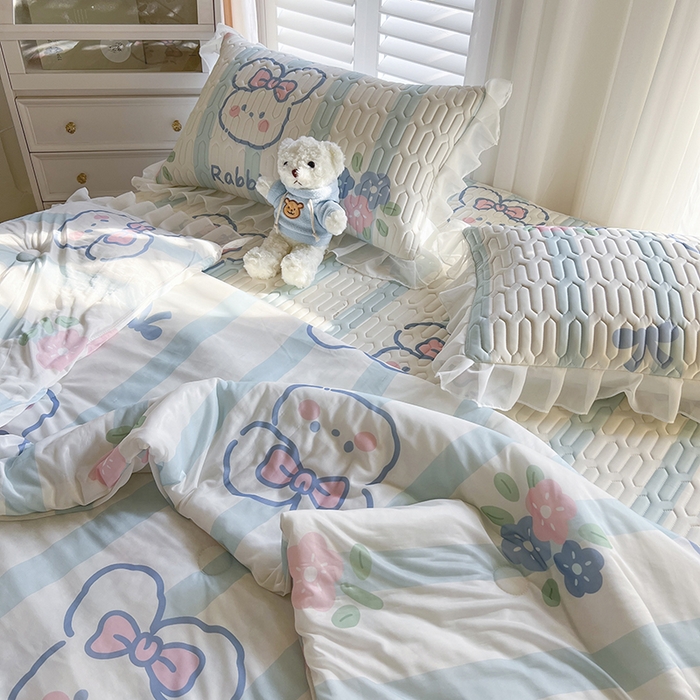 91家纺网 家纺一手货源 找家纺 慕澄家纺 2024新款小版印花床裙款乳胶凉席凉感丝夏被四件套 床裙款-条纹兔