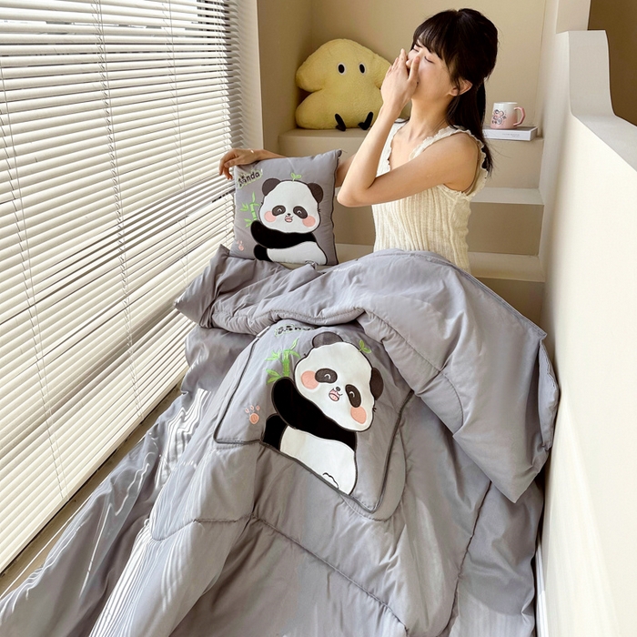 91家纺网 家纺一手货源 找家纺 铭宣家居 2024新款贴布绣＋重工刺绣多功能抱枕被系列 胖墩熊猫 胖墩熊猫-灰色