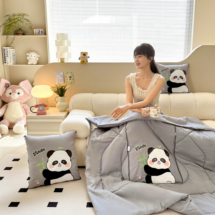91家纺网 家纺一手货源 找家纺 铭宣家居 2024新款贴布绣＋重工刺绣多功能抱枕被系列 胖墩熊猫 胖墩熊猫-灰色