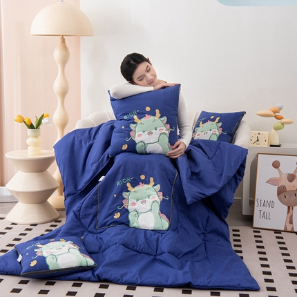 91家纺网 家纺一手货源 找家纺 铭宣家居 2024新款贴布绣＋重工刺绣多功能抱枕被系列 财运兴龍 财运兴龍-藏蓝色