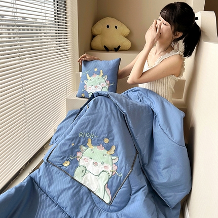 91家纺网 家纺一手货源 找家纺 铭宣家居 2024新款贴布绣＋重工刺绣多功能抱枕被系列 财运兴龍 财运兴龍-湖蓝色