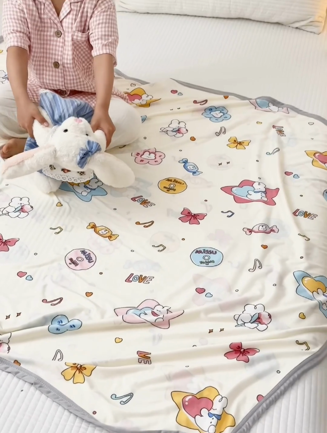 91家纺网 家纺一手货源 找家纺 星期八 2024新款舒适亲肤婴儿裸睡级卡通印花凉感毯 糖果兔