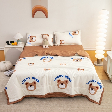 91家纺网 家纺一手货源 找家纺 乐居坊 2024新款亲肤舒适印花芦荟棉夏凉被四件套 幸运熊