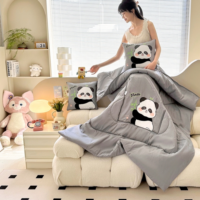 91家纺网 家纺一手货源 找家纺 铭宣家居 2024新款贴布绣＋重工刺绣多功能抱枕被系列 胖墩熊猫 胖墩熊猫-灰色