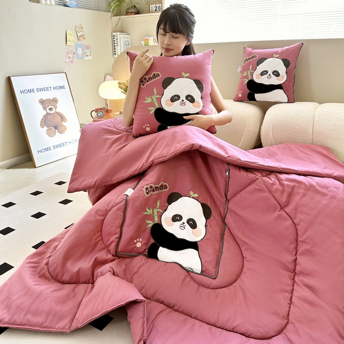 91家纺网 家纺一手货源 找家纺 铭宣家居 2024新款贴布绣＋重工刺绣多功能抱枕被系列 胖墩熊猫 胖墩熊猫-豆沙红