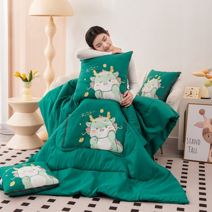 91家纺网 家纺一手货源 找家纺 铭宣家居 2024新款贴布绣＋重工刺绣多功能抱枕被系列 财运兴龍 财运兴龍-墨绿色