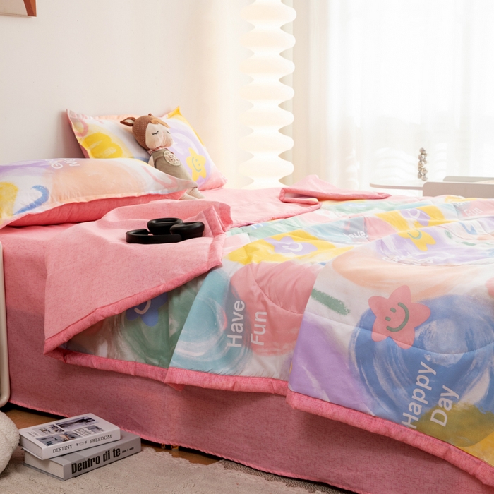 91家纺网 家纺一手货源 找家纺 乐居坊 2024新款亲肤舒适印花芦荟棉夏凉被四件套 彩虹微笑