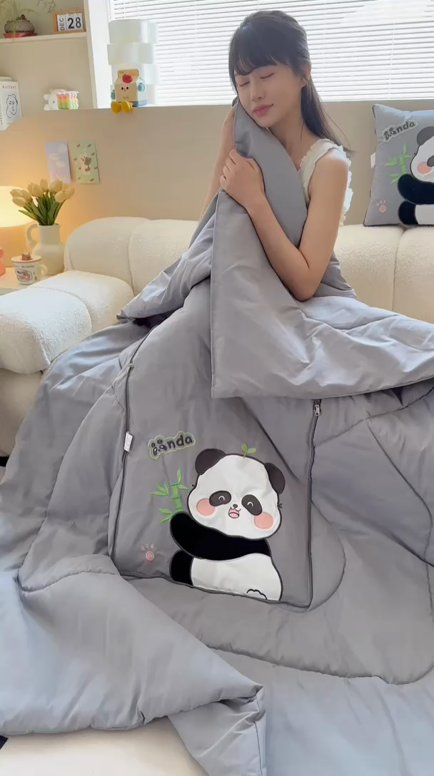 91家纺网 家纺一手货源 找家纺 铭宣家居 2024新款贴布绣＋重工刺绣多功能抱枕被系列 胖墩熊猫 胖墩熊猫-灰色