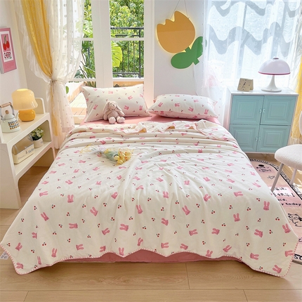 91家纺网 家纺一手货源 找家纺 梦依依 2025新款全棉双层纱贝壳边夏被四件套 樱桃粉兔