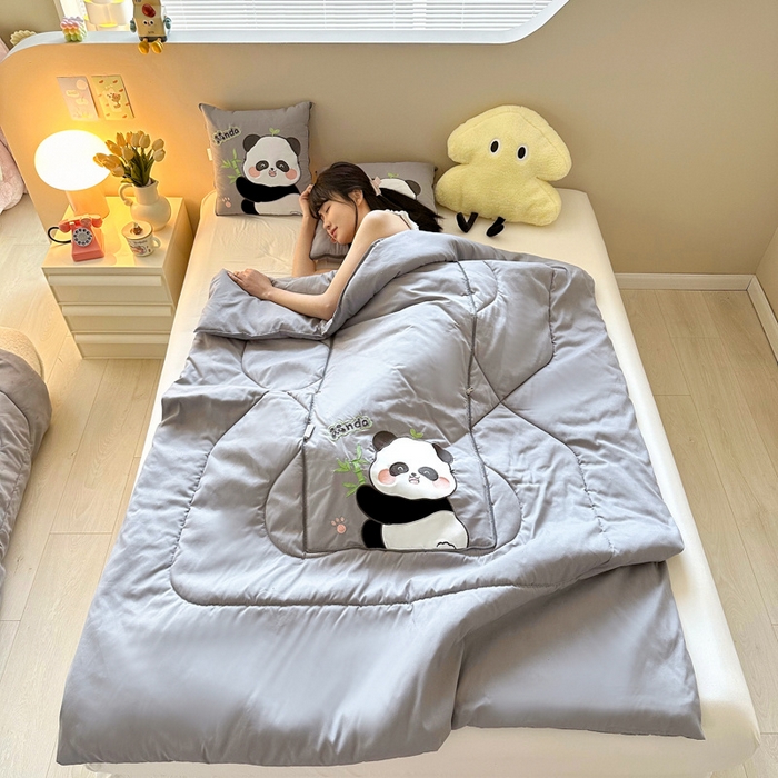 91家纺网 家纺一手货源 找家纺 铭宣家居 2024新款贴布绣＋重工刺绣多功能抱枕被系列 胖墩熊猫 胖墩熊猫-灰色