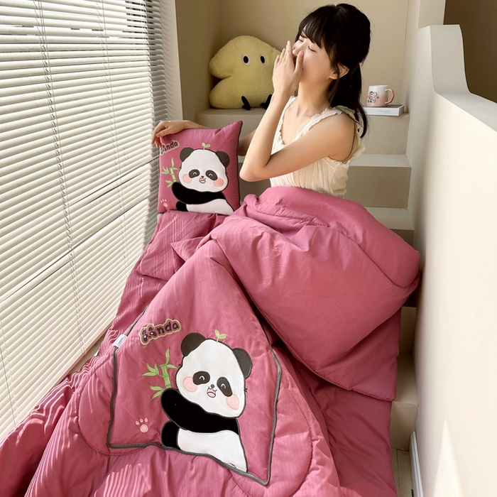 91家纺网 家纺一手货源 找家纺 铭宣家居 2024新款贴布绣＋重工刺绣多功能抱枕被系列 胖墩熊猫 胖墩熊猫-豆沙红