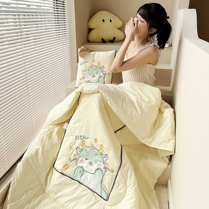 铭宣家居 2024新款贴布绣＋重工刺绣多功能抱枕被系列 财运兴龍 财运兴龍-米黄色