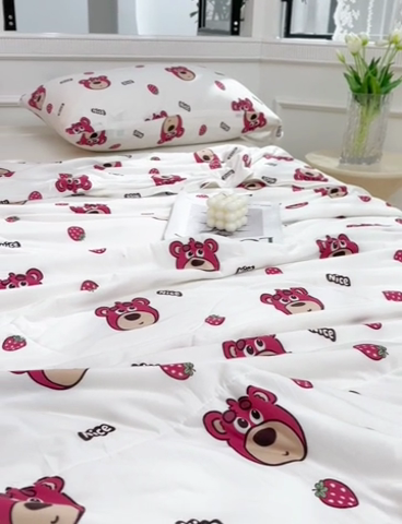 91家纺网 家纺一手货源 找家纺 圣楚家纺  2024新款A类针织棉印花夏被夏凉被空调被 草莓熊