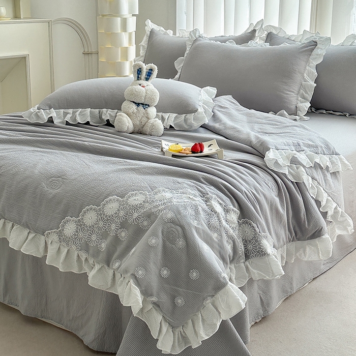 91家纺网 家纺一手货源 找家纺 唐人居 2025新款韩版花边泡泡纱夏被四件套--简爱  简爱 灰