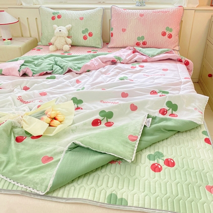 寐居家纺 2024新款时尚印花凉感丝乳胶凉席小花边夏被四件套系列 清新樱桃