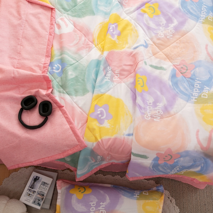 91家纺网 家纺一手货源 找家纺 乐居坊 2024新款亲肤舒适印花芦荟棉夏凉被四件套 彩虹微笑