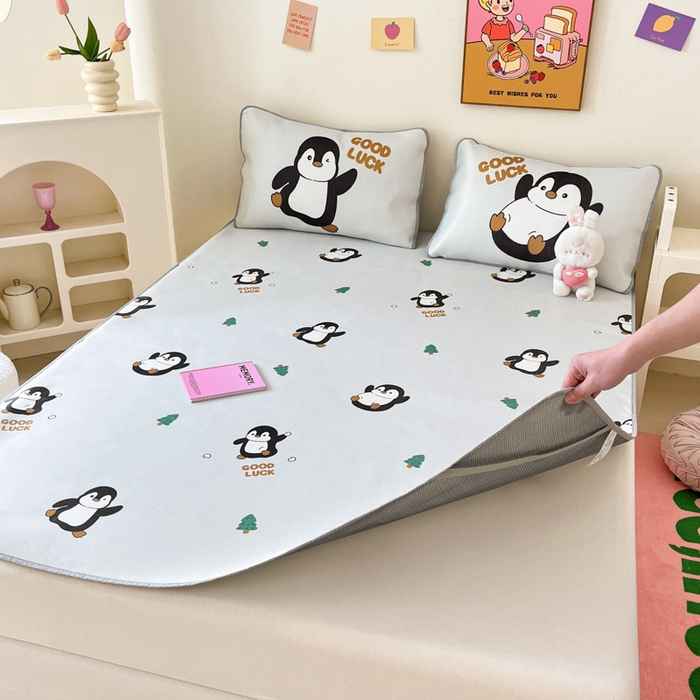 91家纺网 家纺一手货源 找家纺 寐居家纺 2024新款A类时尚印花凉感冰丝凉席 跳跳企鹅