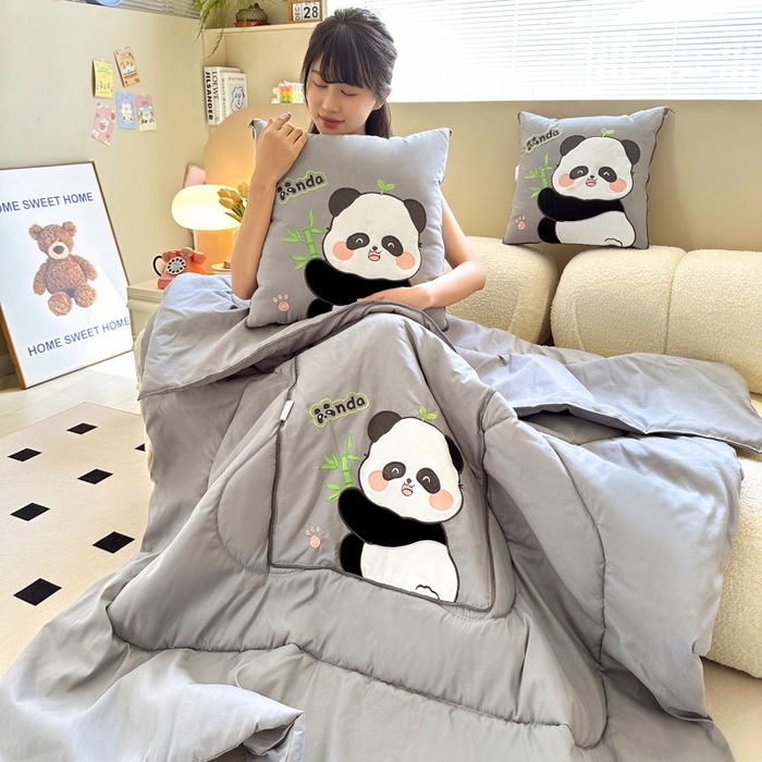 91家纺网 家纺一手货源 找家纺 铭宣家居 2024新款贴布绣＋重工刺绣多功能抱枕被系列 胖墩熊猫 胖墩熊猫-灰色