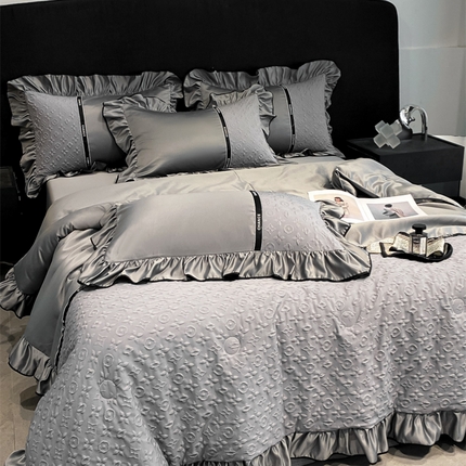 91家纺网 家纺一手货源 找家纺 索飞特家纺 2025新款水洗冰丝浮雕夏被四件套（洛丽娜） 洛丽娜-绅士灰