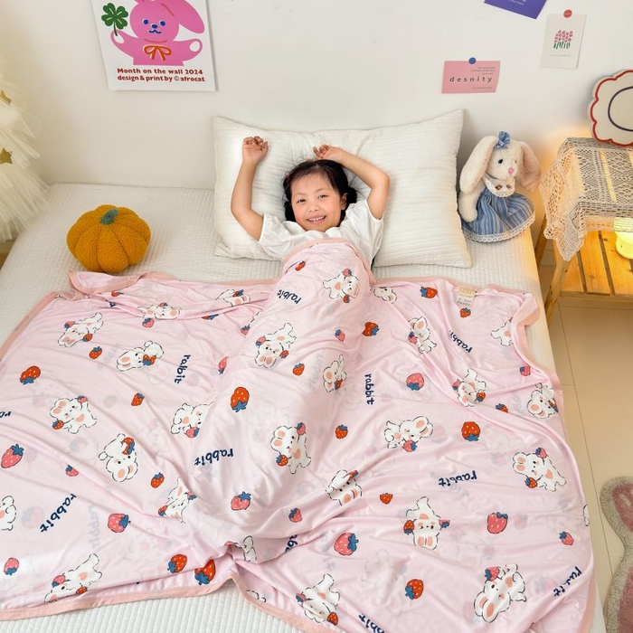 91家纺网 家纺一手货源 找家纺 星期八 2024新款舒适亲肤婴儿裸睡级卡通印花凉感毯 草莓兔