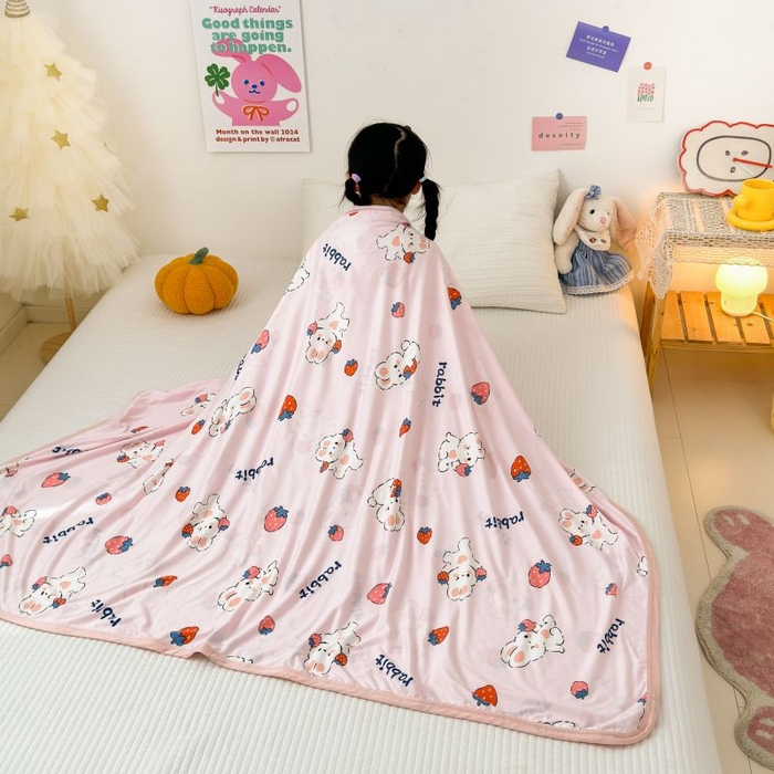 91家纺网 家纺一手货源 找家纺 星期八 2024新款舒适亲肤婴儿裸睡级卡通印花凉感毯 草莓兔