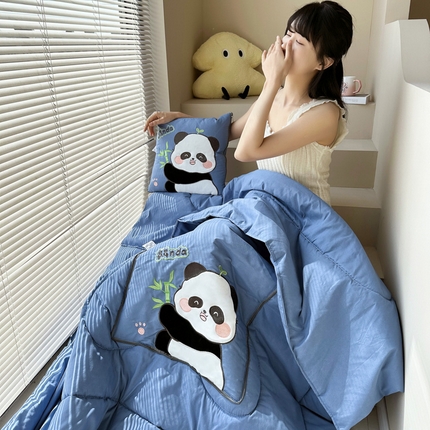 91家纺网 家纺一手货源 找家纺 铭宣家居 2024新款贴布绣＋重工刺绣多功能抱枕被系列 胖墩熊猫 胖墩熊猫-湖蓝色