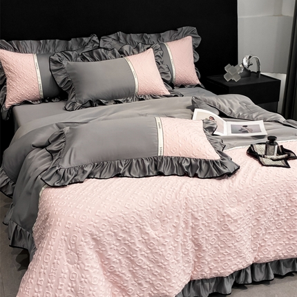 91家纺网 家纺一手货源 找家纺 索飞特家纺 2025新款水洗冰丝浮雕夏被四件套（洛丽娜） 洛丽娜-灰粉
