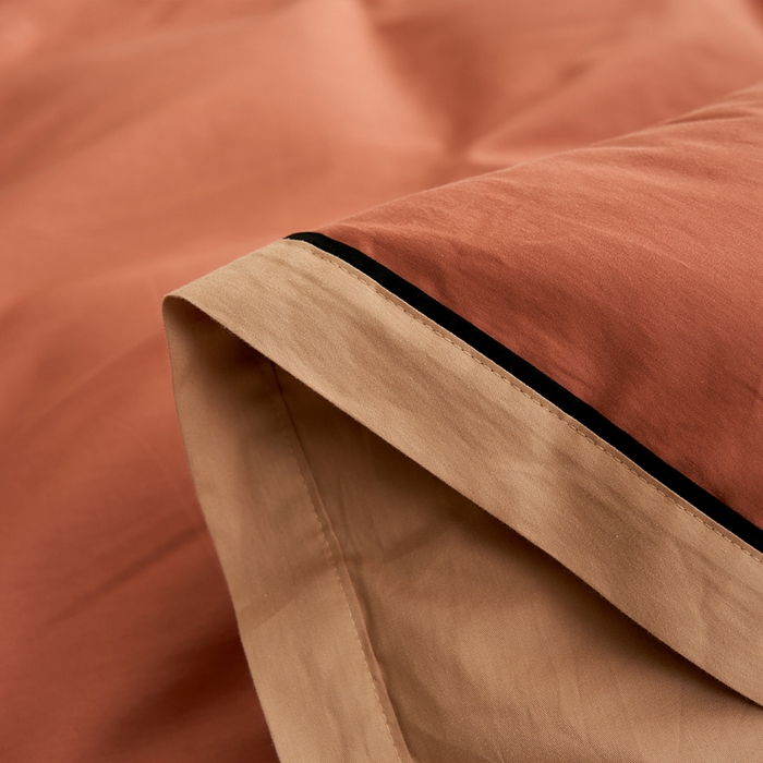 91家纺网 家纺一手货源 找家纺 小懒猪 2024新款全棉斜纹精梳棉双拼色拼角包边款四件套 拼角蜜棕红-茶棕