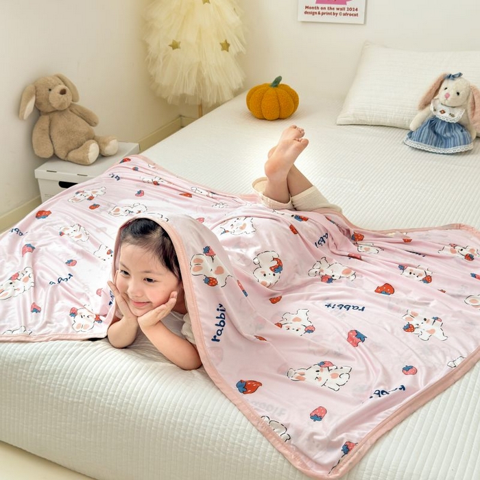 91家纺网 家纺一手货源 找家纺 星期八 2024新款舒适亲肤婴儿裸睡级卡通印花凉感毯 草莓兔