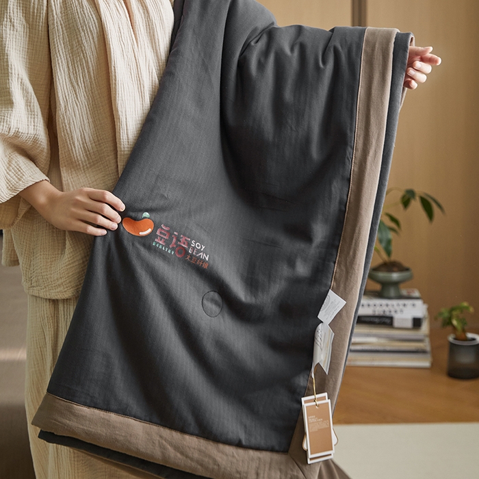 91家纺网 家纺一手货源 找家纺 梦享生活家居 2024新款A类双层纱全棉提花大豆夏被 高级灰