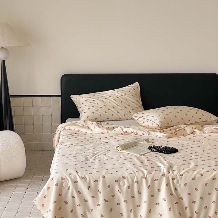 91家纺网 家纺一手货源 找家纺 汇庭 2024新款雅棉天丝可机洗夏被棚拍 草莓多多