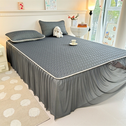 91家纺网 家纺一手货源 找家纺 湘之帛 2024新款凉感丝乳胶床裙三件套 远黛灰