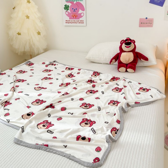 91家纺网 家纺一手货源 找家纺 星期八 2024新款舒适亲肤婴儿裸睡级卡通印花凉感毯 草莓小熊
