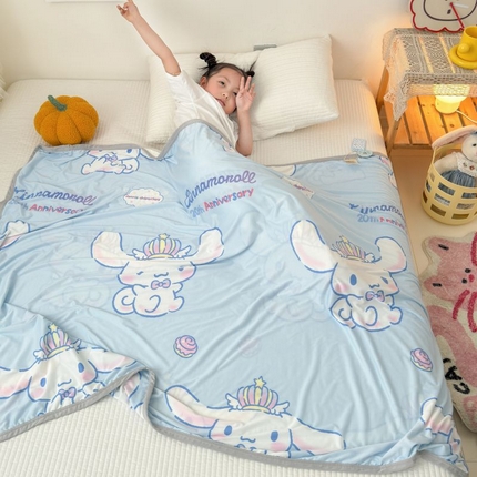 91家纺网 家纺一手货源 找家纺 星期八 2024新款舒适亲肤三丽鸥婴儿裸睡级凉感毯 皇冠玉桂狗