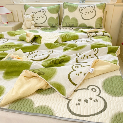 91家纺网 家纺一手货源 找家纺 寐居家纺 2024新款时尚印花凉感丝乳胶凉席小花边夏被四件套系列 森系熊