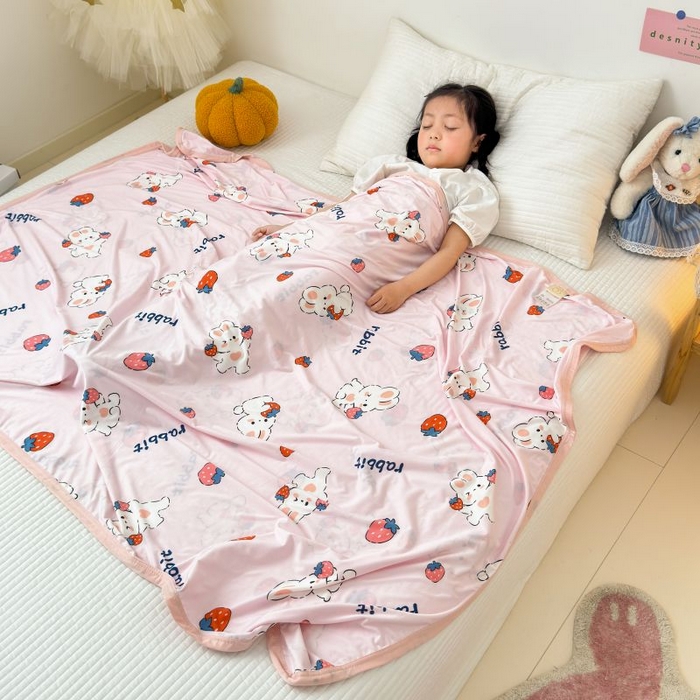 91家纺网 家纺一手货源 找家纺 星期八 2024新款舒适亲肤婴儿裸睡级卡通印花凉感毯 草莓兔
