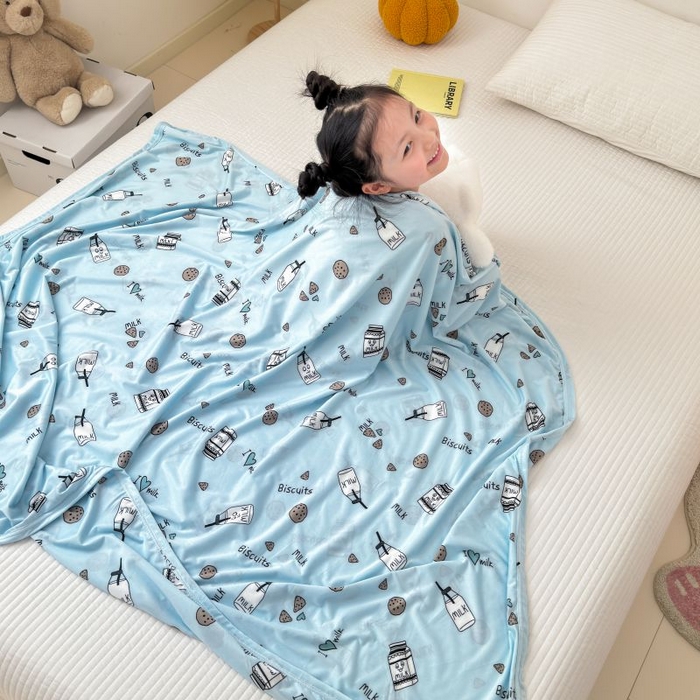 91家纺网 家纺一手货源 找家纺 星期八 2024新款舒适亲肤婴儿裸睡级卡通印花凉感毯 蓝饼干