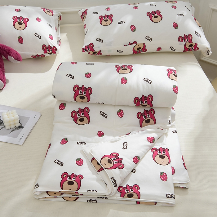 91家纺网 家纺一手货源 找家纺 圣楚家纺  2024新款A类针织棉印花夏被夏凉被空调被 草莓熊