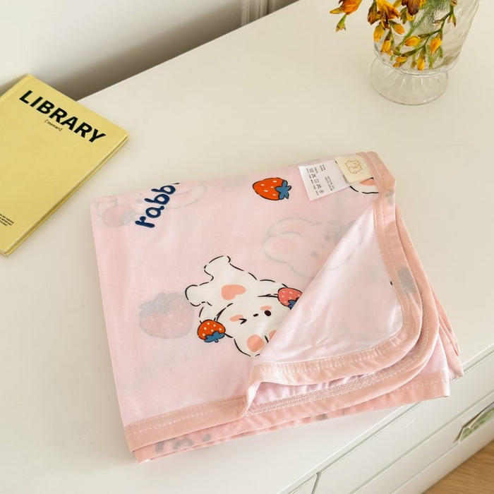 91家纺网 家纺一手货源 找家纺 星期八 2024新款舒适亲肤婴儿裸睡级卡通印花凉感毯 草莓兔