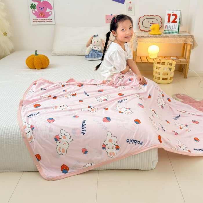 91家纺网 家纺一手货源 找家纺 星期八 2024新款舒适亲肤婴儿裸睡级卡通印花凉感毯 草莓兔