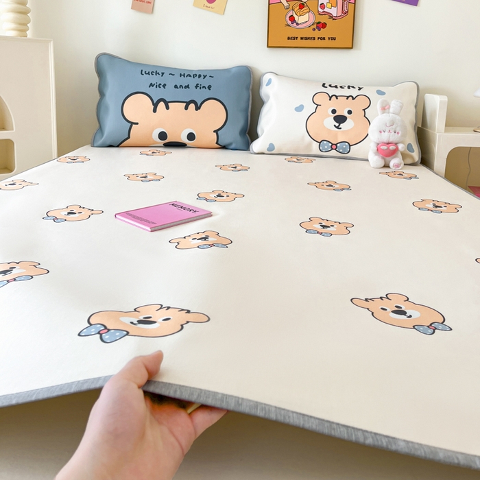 91家纺网 家纺一手货源 找家纺 寐居家纺 2024新款A类时尚印花凉感冰丝凉席 英伦熊仔